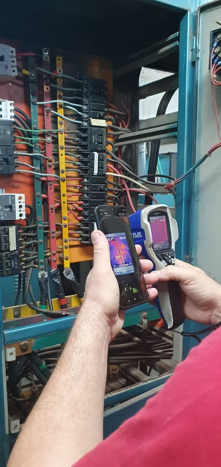 Inspeção termográfica em quadro elétrico